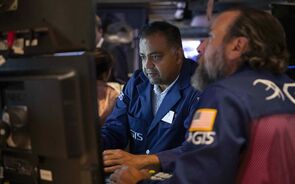 Wall Street dividida entre ganhos e perdas com receios de mercado 'sobreaquecido' 