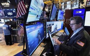 Wall Street afasta-se de máximos com investidores menos otimistas sobre corte de juros