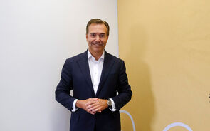 Retrato de António Ramalho, CEO do Novo Banco, sorrindo para a câmara