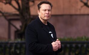 Elon Musk diz que Apple está a quebrar regras de concorrência.