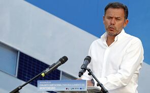 Primeiro-ministro cancela férias devido aos incêndios