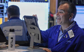 Wall Street segue impulsionada por perspetivas de corte de juros. S&P e Nasdaq renovam máximos
