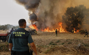 Guarda Civil observa bombeiros a combater incêndio