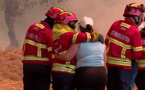 Bombeiros apoiam residente após incêndio em Oliveira do Hospital