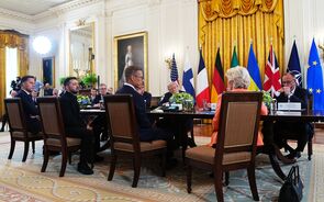 Trump interrompeu reunião com líderes europeus para ligar a Putin