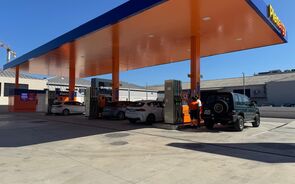 Clientes abastecem viaturas num posto de combustível Plenergy