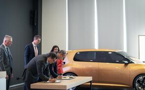 Uma prensa XL, uma nave de pintura e o Governo a bordo. Autoeuropa prepara estrada do elétrico