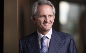 Alberto Nagel, CEO do Mediobanca, vê acionistas chumbarem proposta de aquisição do Banca Generali.