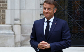 Emmanuel Macron enfrenta crises políticas internas e negociações de paz na Ucrânia