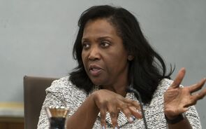 Braço de ferro na Fed: Governadora Lisa Cook não se demite após 'despedimento' de Trump