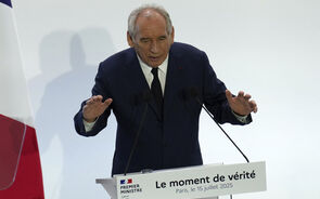 Governo de Bayrou à beira do colapso. Investidores fogem de ativos franceses