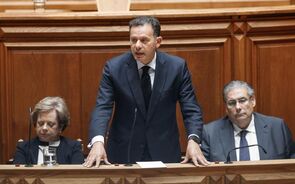 Luís Montenegro discursa no Parlamento português
