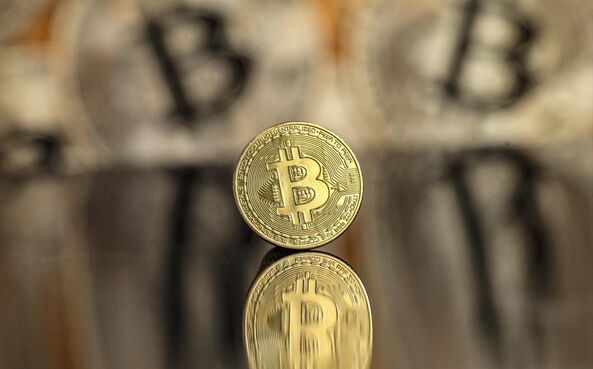 A bitcoin atingiu máximos históricos em 2025, mas a reta final do ano acabou por lhe fazer uma rasteira.