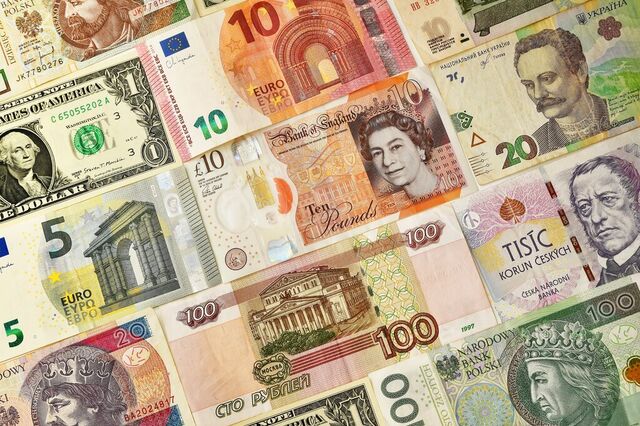 Libra continua sob pressão, iene ainda 'celebra' vitória de Takaichi