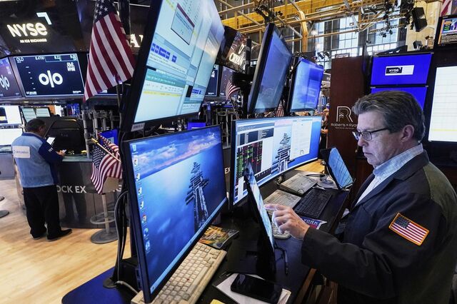 Wall Street fecha mista mas com recordes para o Nasdaq e S&P 500