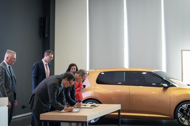 Uma prensa XL, uma nave de pintura e o Governo a bordo. Autoeuropa prepara estrada do elétrico