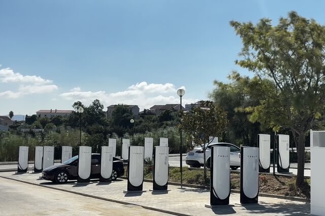 Tesla liga 'turbo' com mais 60 novos postos de carregamento em Portugal em três semanas