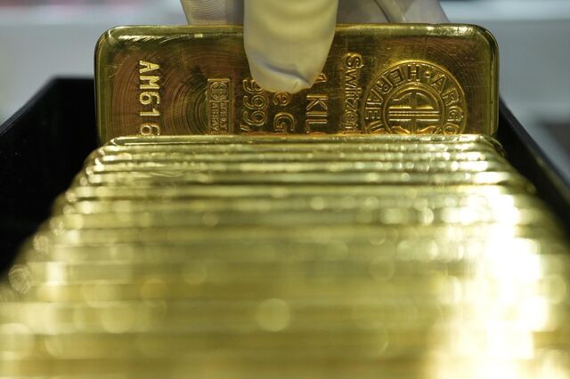 Ouro atinge os 3.719 dólares por onça. Petróleo sobe com escalada de tensão com a Rússia