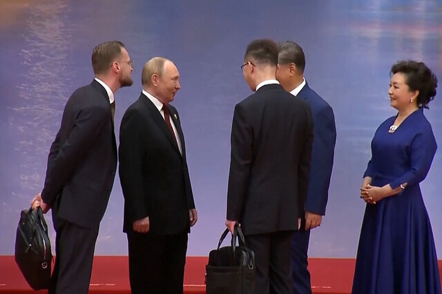 Xi dá as boas-vindas a Putin antes da cimeira em Tianjin