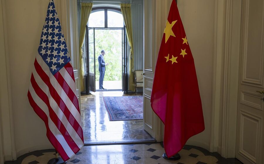 Bandeiras dos EUA e da China