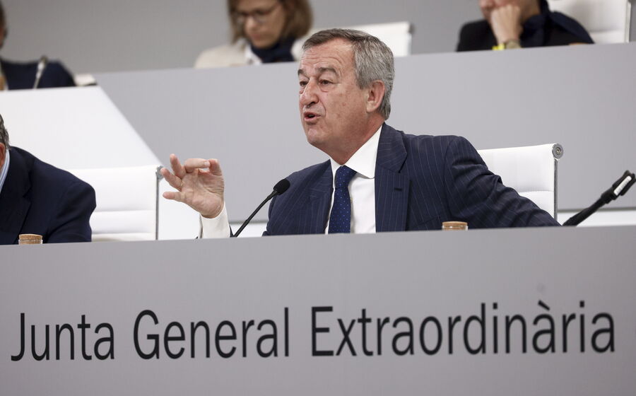 O CEO do Sabadell, Cesar Gonzalez-Bueno, discursa durante a assembleia geral extraordinária.