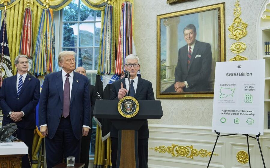 Trump e Tim Cook, CEO da Apple, anunciam investimento de 600 mil milhões nos EUA por parte da empresa