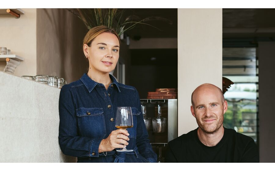 Emma e David Campus apresentam o Austa, o seu restaurante em Almancil