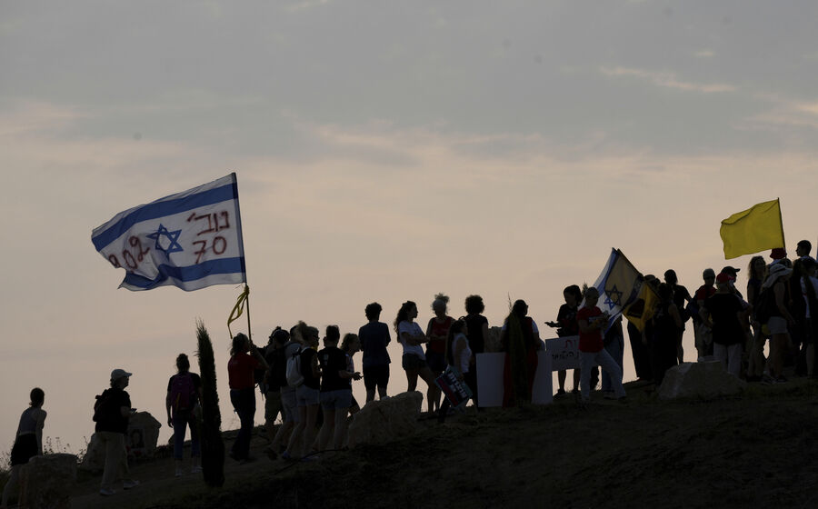 Manifestantes junto à fronteira com Gaza pedem a libertação de todos os reféns do Hamas.