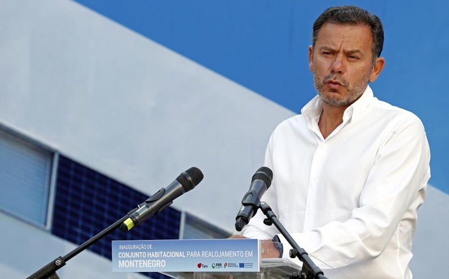 Montenegro inaugura conjunto habitacional em Faro e aborda incêndios