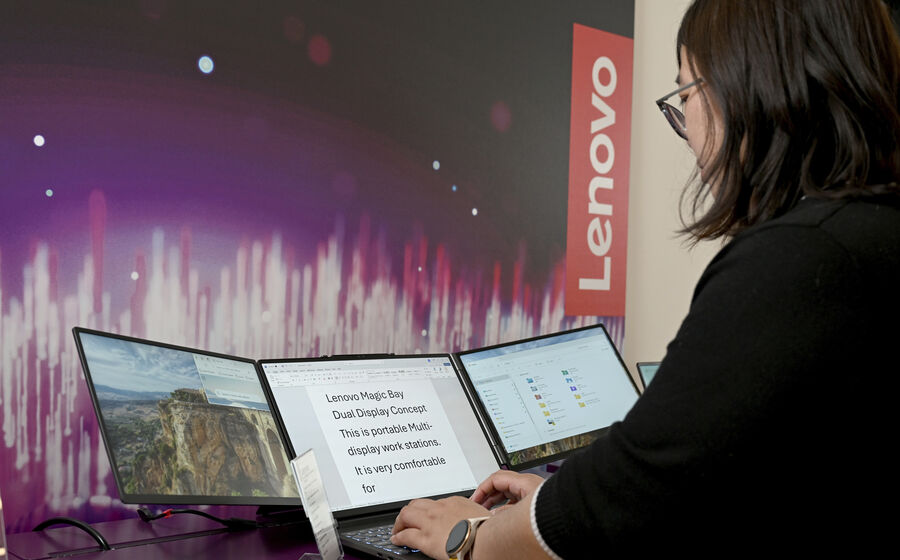 Lenovo apresenta conceito de portátil com ecrã triplo para estações de trabalho