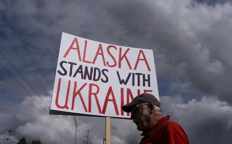 Manifestantes aguardam os Presidentes dos EUA e da Rússia no Alasca.
