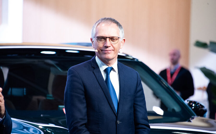 Carlos Tavares, ex-CEO da Stellantis, questiona se “Já não há urgência climática” perante a marcha-atrás de Bruxelas nos motores a combustão.