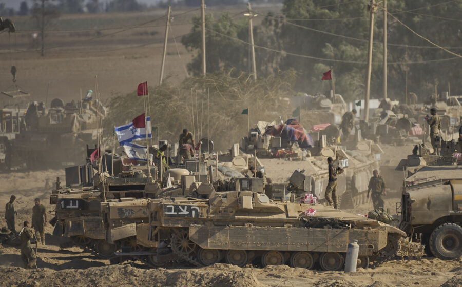 Tanques de Israel posicionados perto da Cidade de Gaza durante o conflito