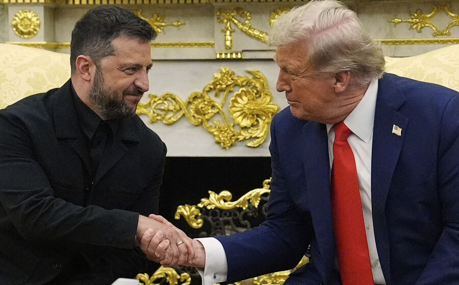 Aperto de mão entre Donald Trump e Volodymyr Zelensky