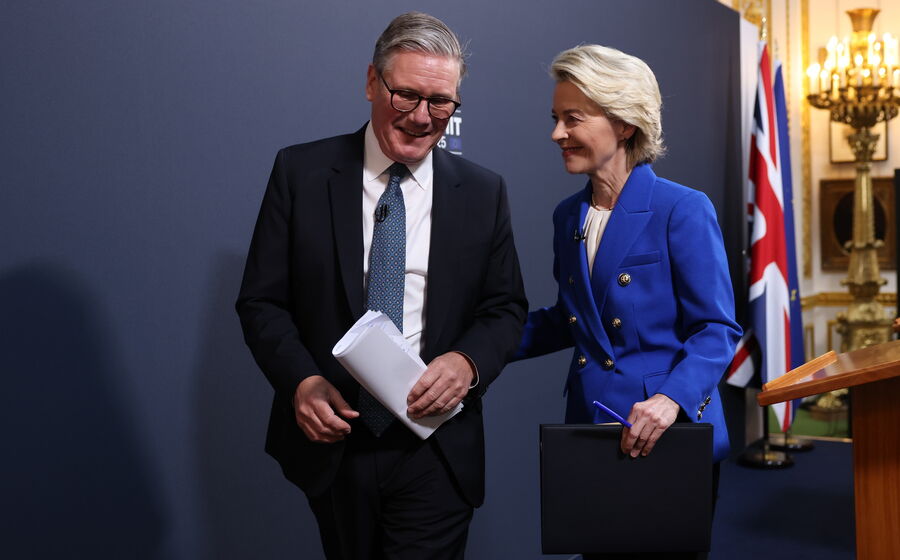 O primeiro-ministro britânico, Keir Starmer, e a presidente da Comissão Europeia, Ursula von der Leyen.