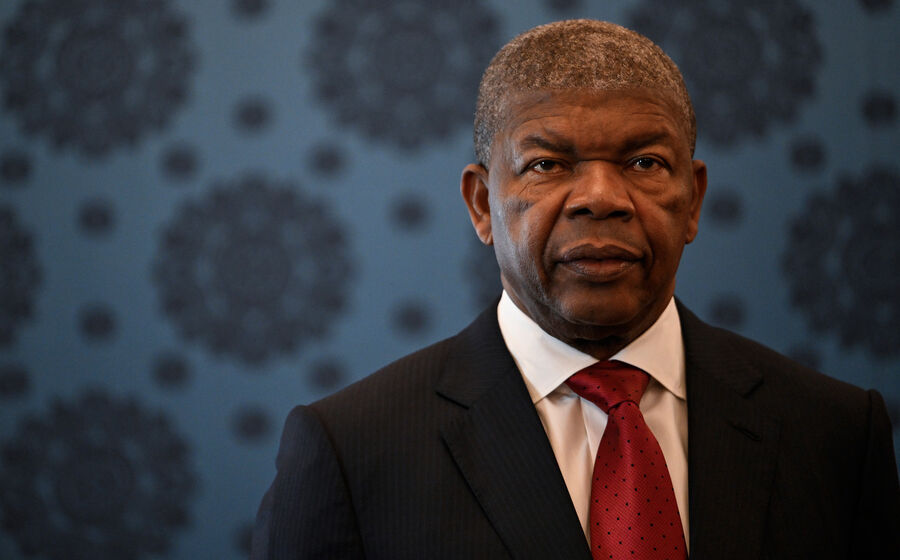Retrato de João Lourenço com fato e gravata vermelha