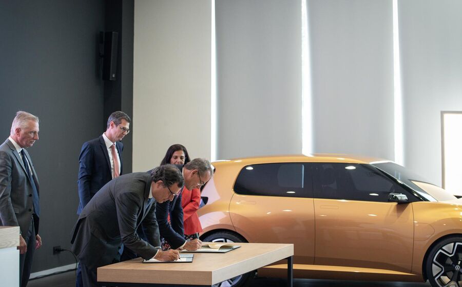 Governo português e Volkswagen assinam acordo para produção do ID. Every1 na Autoeuropa.