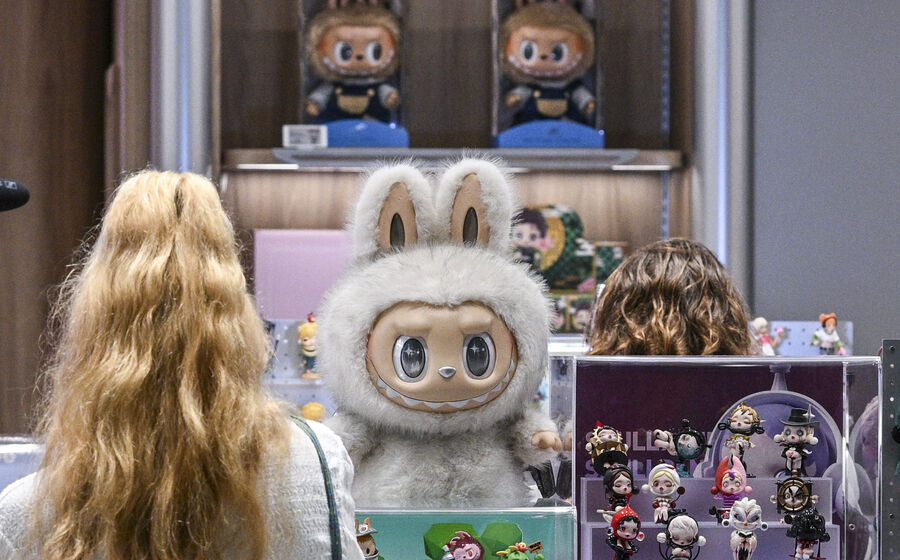 Pop Mart anuncia Labubu mini e ações disparam. Peluches são febre nas redes sociais e lojas