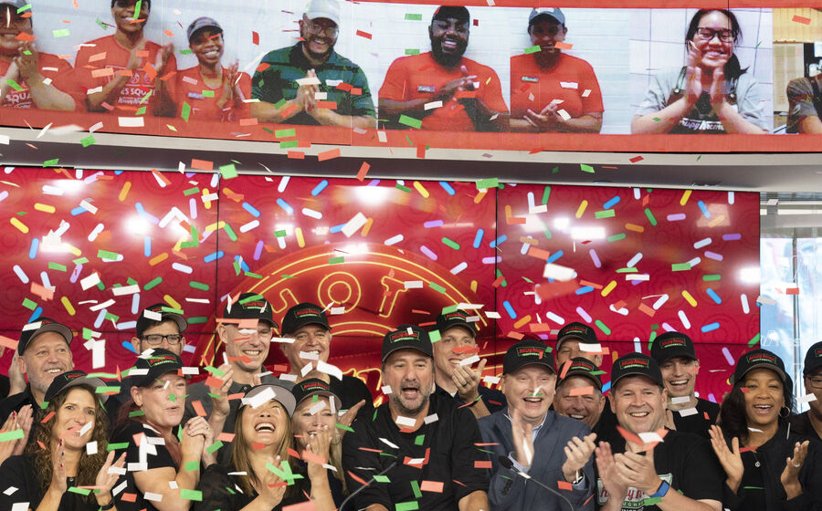 O então CEO Mike Tattersfield tocou o sino na abertura do Nasdaq aquando do IPO da Krispy Kreme, em julho de 2021.