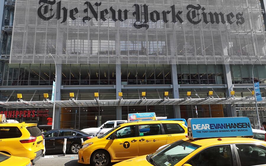Táxis em frente à sede do The New York Times.