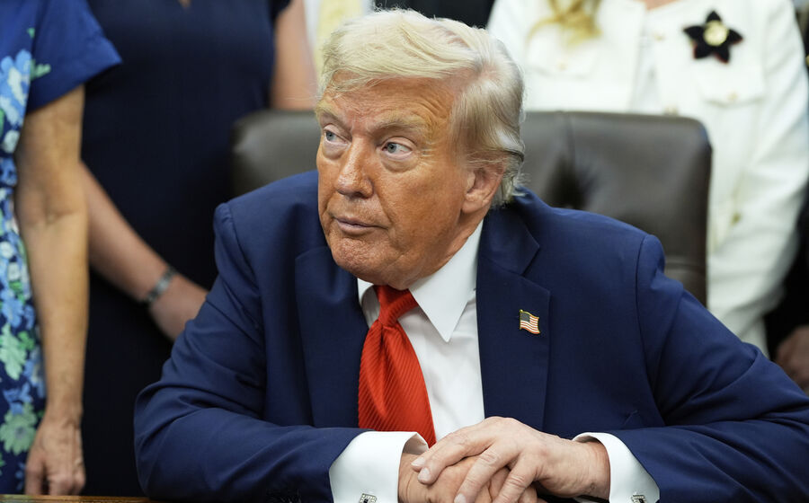 Trump sugere ter um ditador e pune quem queima bandeira dos EUA