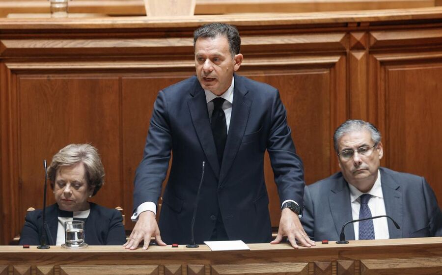 Luís Montenegro discursa no Parlamento português