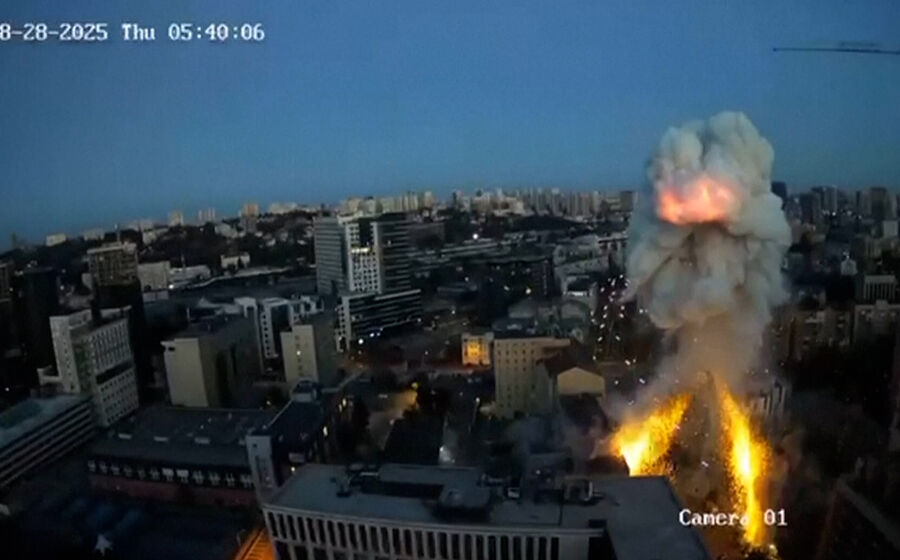 Imagens impressionantes mostram explosões de drones e mísseis russos a atingirem Kiev