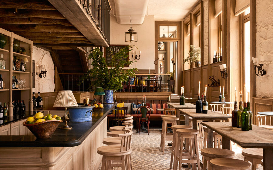 Bar e loja de vinhos no edifício Matriarca, com restaurante no primeiro andar e bar no último