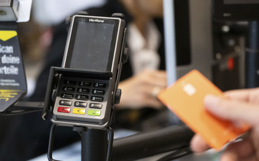 Franceses preparam greve de pagamentos com cartões de crédito.
