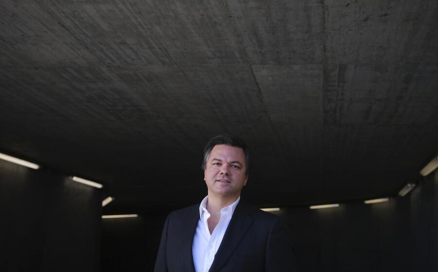 O ministro da Reforma do Estado diz que empresários gastam cerca de 750 horas para abrir uma empresa.