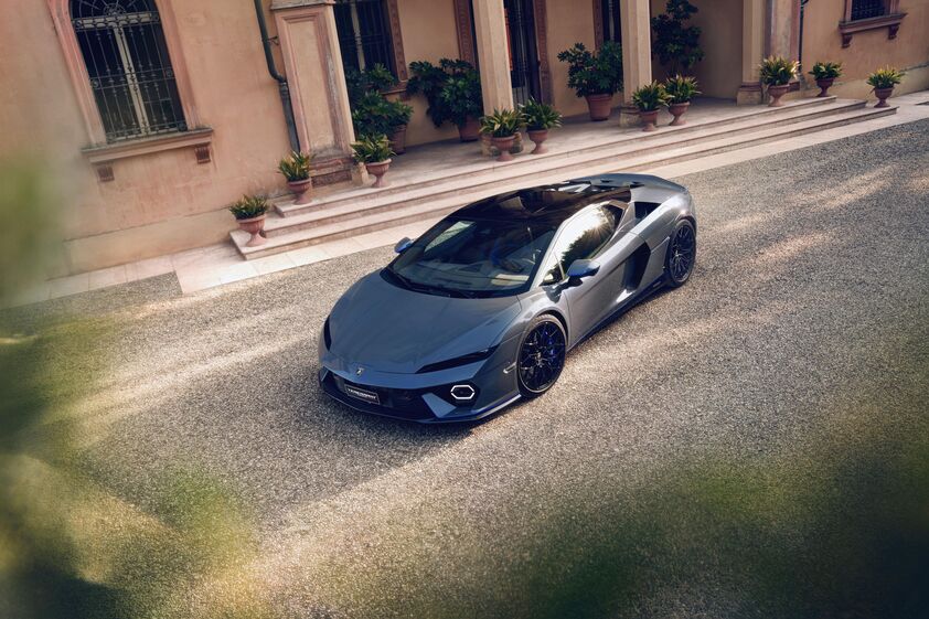 Lamborghini Temerario exposto em frente a uma moradia clássica
