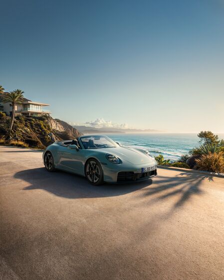 Um Porsche 911 Carrera descapotável numa estrada costeira