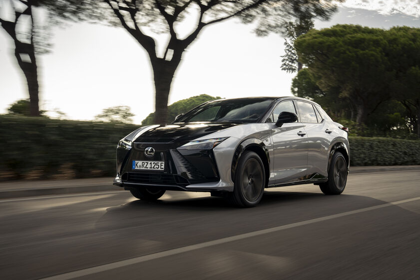 Novo Lexus RZ apresenta design renovado na fotogaleria