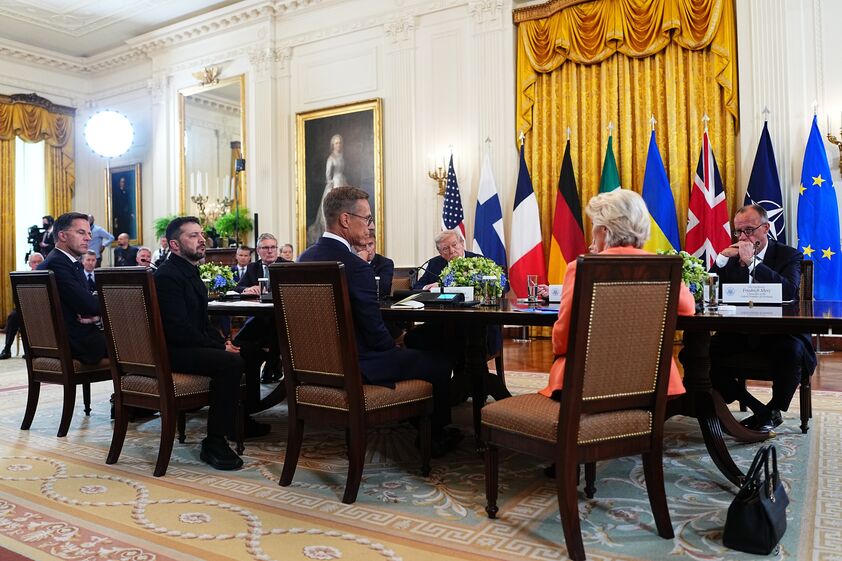 Trump interrompe reunião com líderes europeus para telefonar a Putin